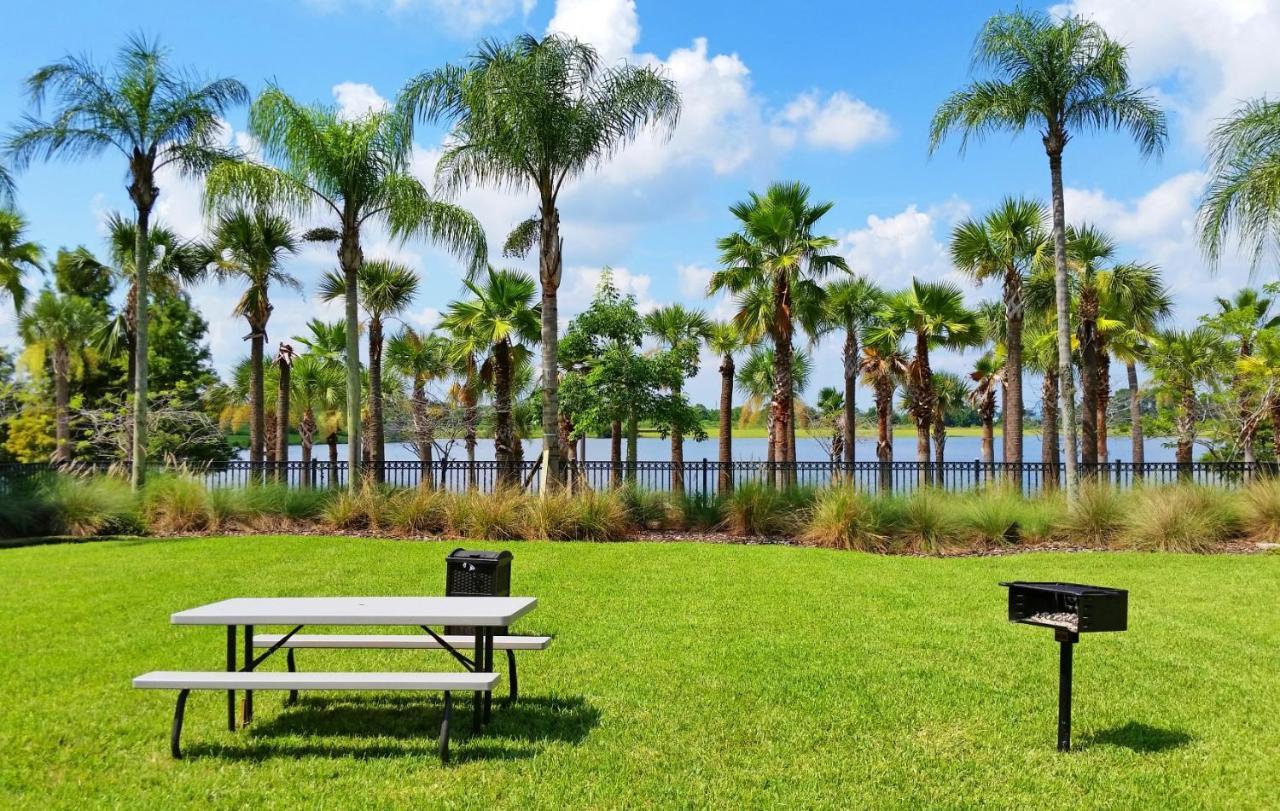 Gorgeous 1st-floor, End Unit W Lakeview Apartamento
